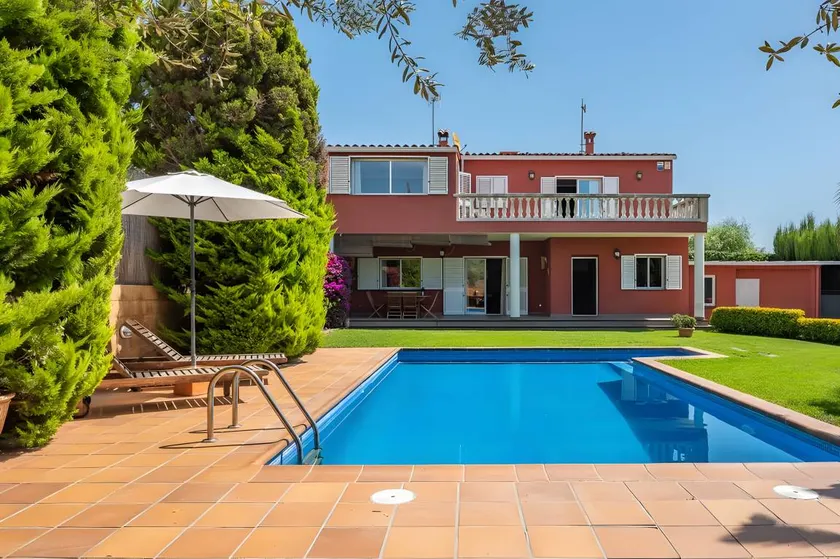 Casa Monica – Charming House with Garden and Pool Near the Village Center - Image 1