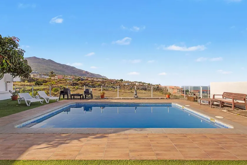 Apartment with terrace, pool & garden | Sea view - Image 1