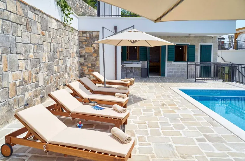 Villa totalmente equipada con jardín, barbacoa y jacuzzi | Vistas a la piscina | Acepta mascotas - Image 1