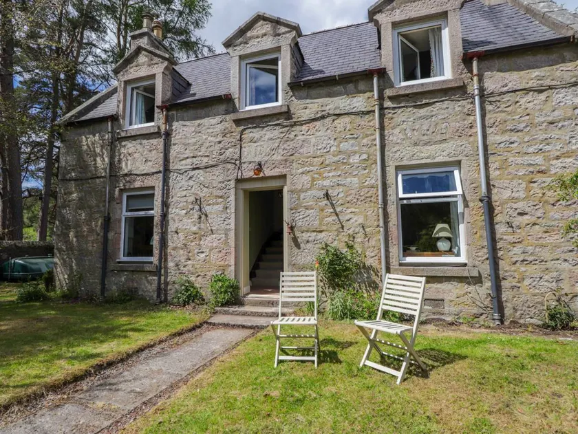 Cottage with garden - Image 1