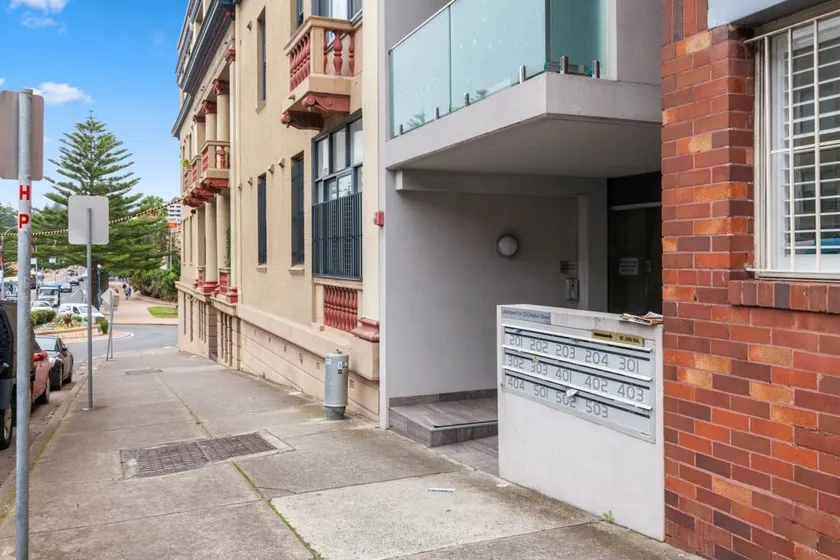 Beachside 2-Bed Apartment in Coogee - Image 1