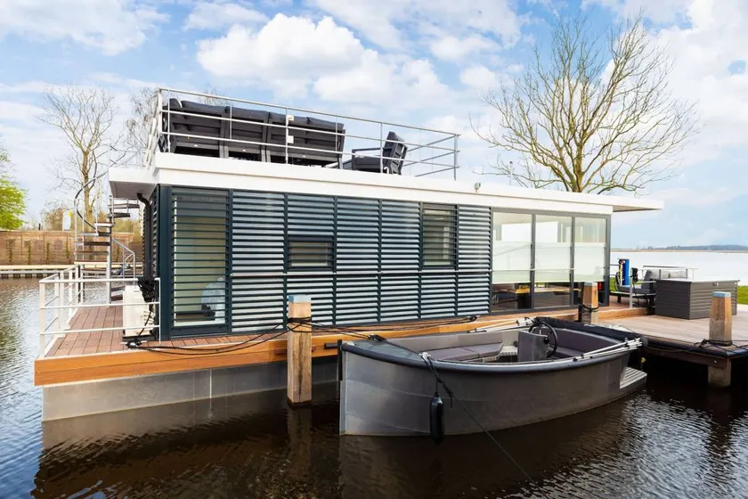 Modern houseboat on top location with unobstructed views over the Sneekermeer - Image 1