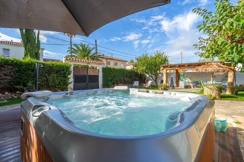 Wonderful lodge with barbecue, garden & hot tub | Garden view | Perfect for remote work | Pet-friendly - Image 1