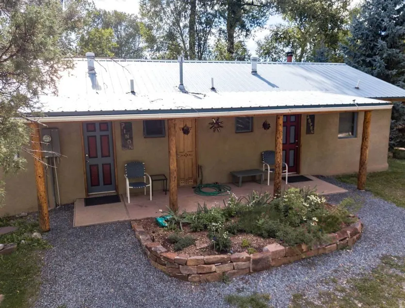 Charming Cabin Retreat: Fireplace and River Views in San Miguel County, NM - Image 1
