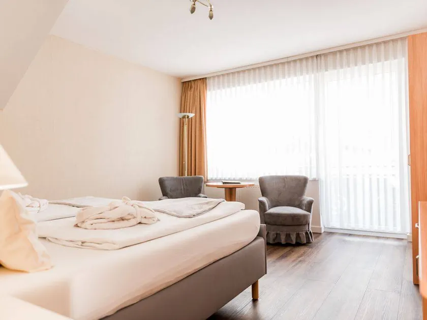 Family-friendly lovely dedicated room with heated pool, sauna & garden | Mountain view | Suitable for remote work | Pet-friendly - Image 1