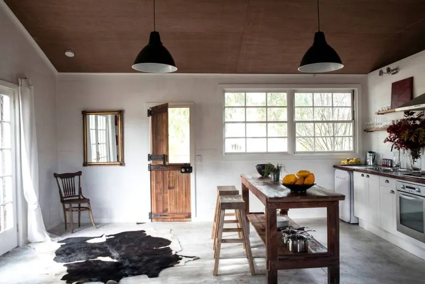 Pet-Friendly Cabin Rental with Ancient Peppercorn Tree in Castlemaine, Victoria - Image 1