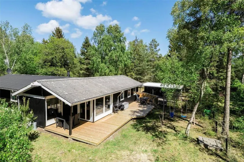 Holiday home with barbecue, jacuzzi & terrace - Image 1