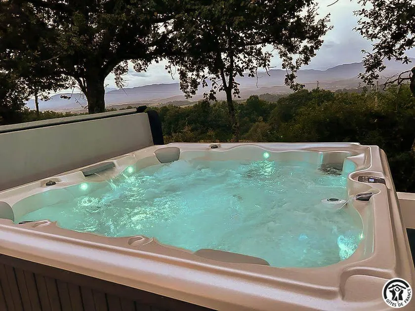 Gite with garden, terrace & hot tub - Image 1