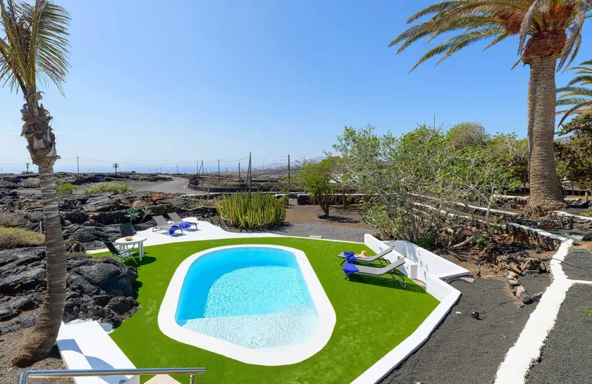 Holiday apartment with private pool, garden & terrace | Pets allowed - Image 1