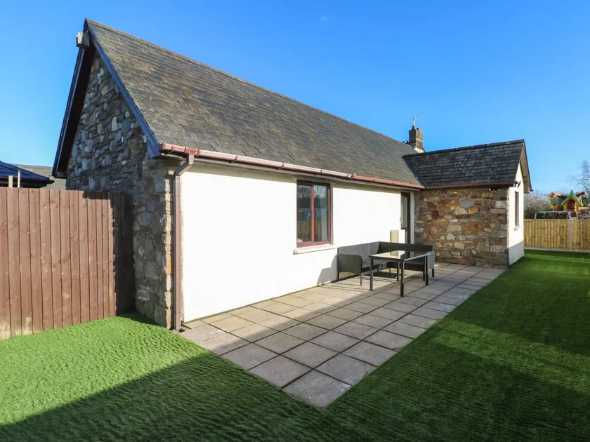 Family-oriented pleasant cottage with garden | Dogs allowed - Image 1