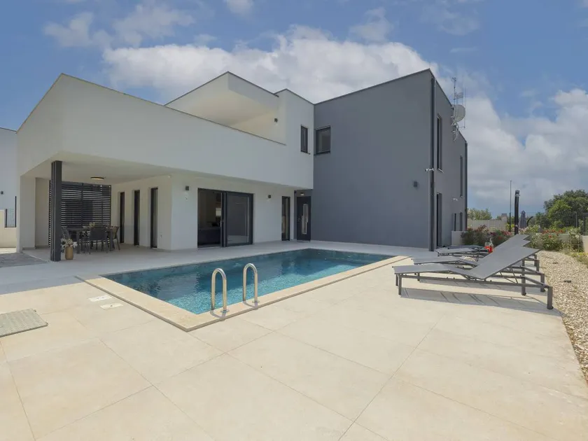 Casa vacacional con terraza, piscina privada y barbacoa - Image 1