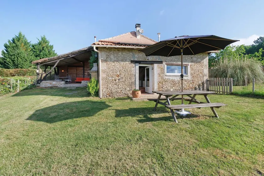 Family-oriented pleasant cottage with terrace, pool & barbecue | Garden view | Pets are welcome - Image 1
