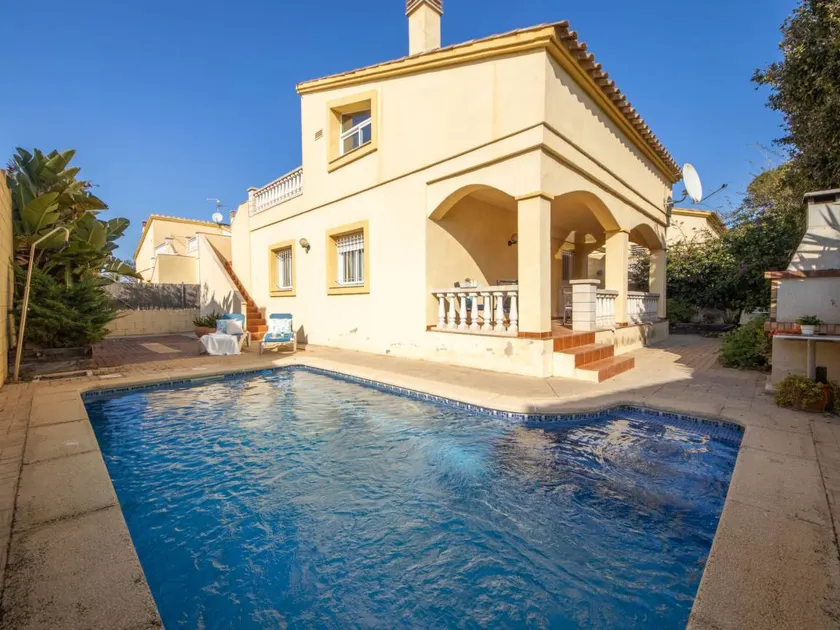 Family-oriented holiday home with private pool, terrace & barbecue | Pets are welcome - Image 1