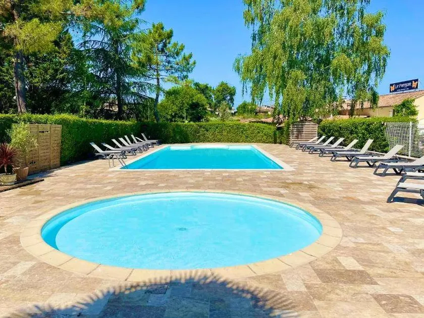 Family-friendly charming mobile home with terrace & heated pool - Image 1