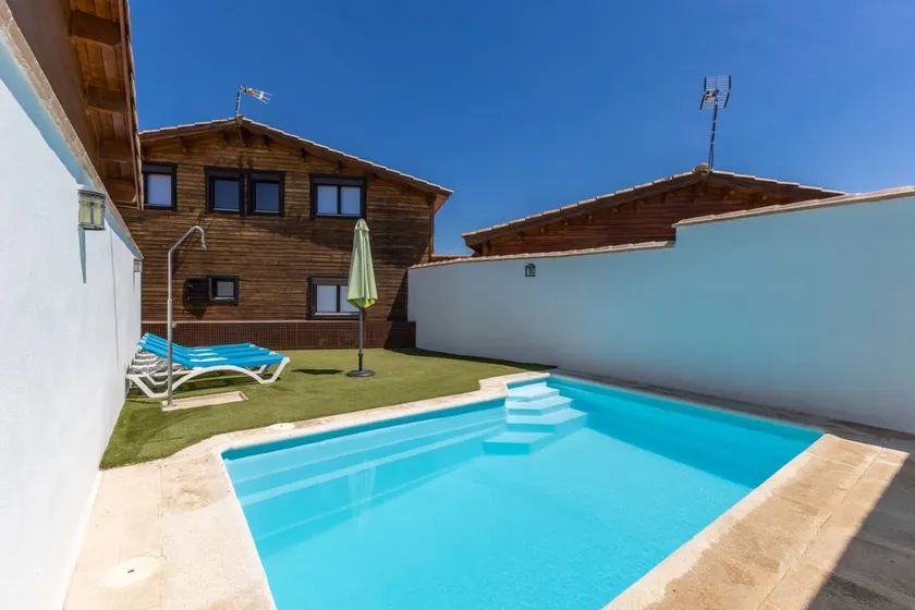 House with fast internet, garden & pool | City view - Image 1