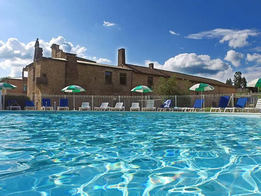 Holiday home with terrace & heated pool - Image 1