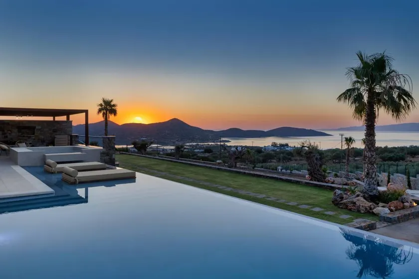 Villa with private pool - Image 1
