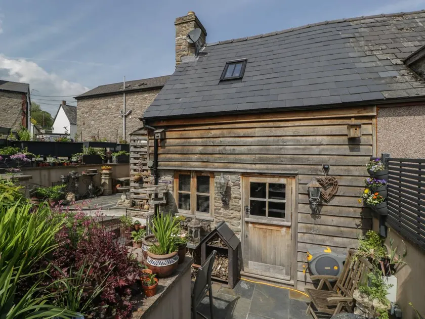 Cottage with hot tub & garden - Image 1