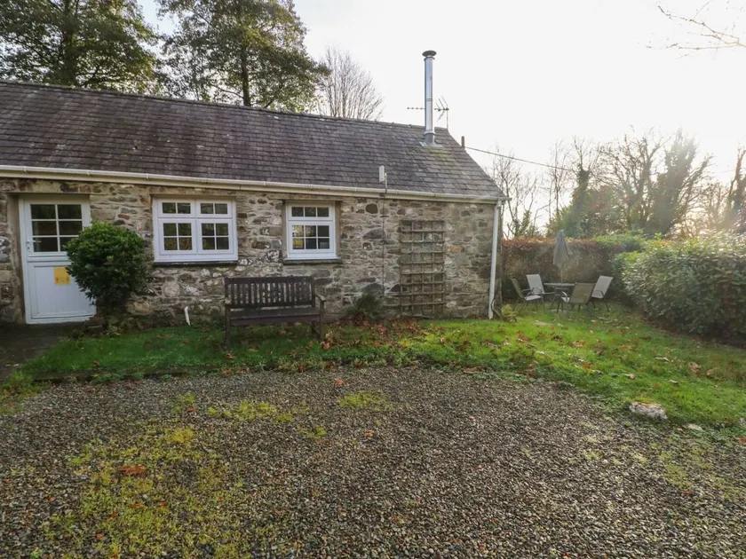 Family-oriented cottage with pool & garden | Dogs allowed - Image 1