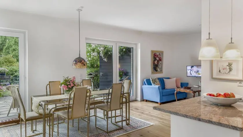 Flat with terrace & garden - Image 1