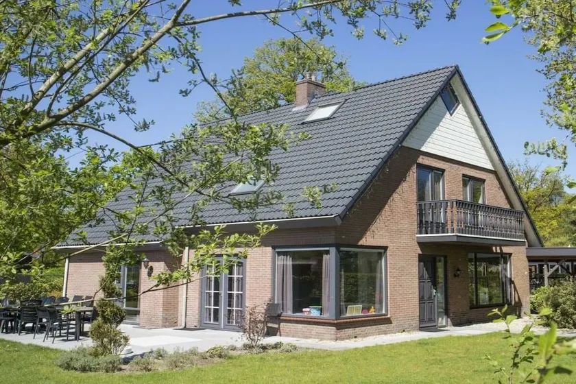 Villa avec jardin et terrasse - Image 1