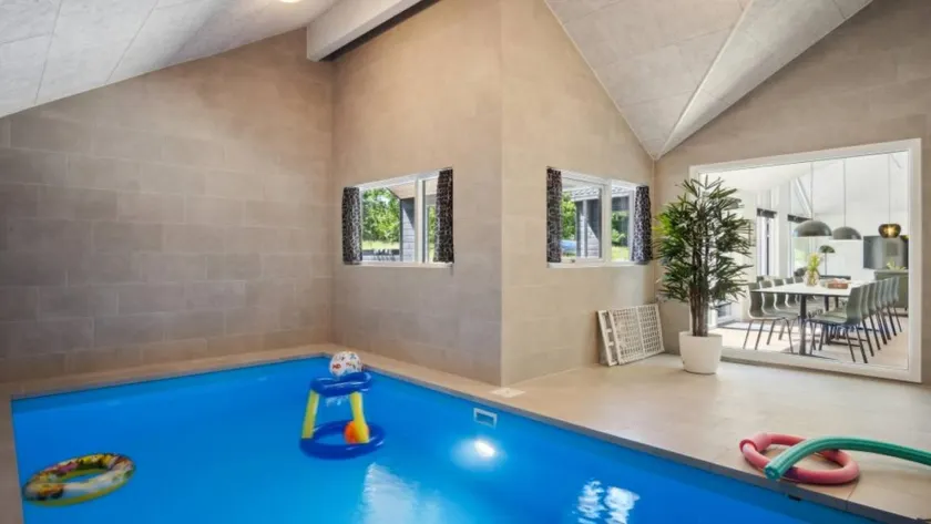Holiday home with garden, jacuzzi & private pool - Image 1