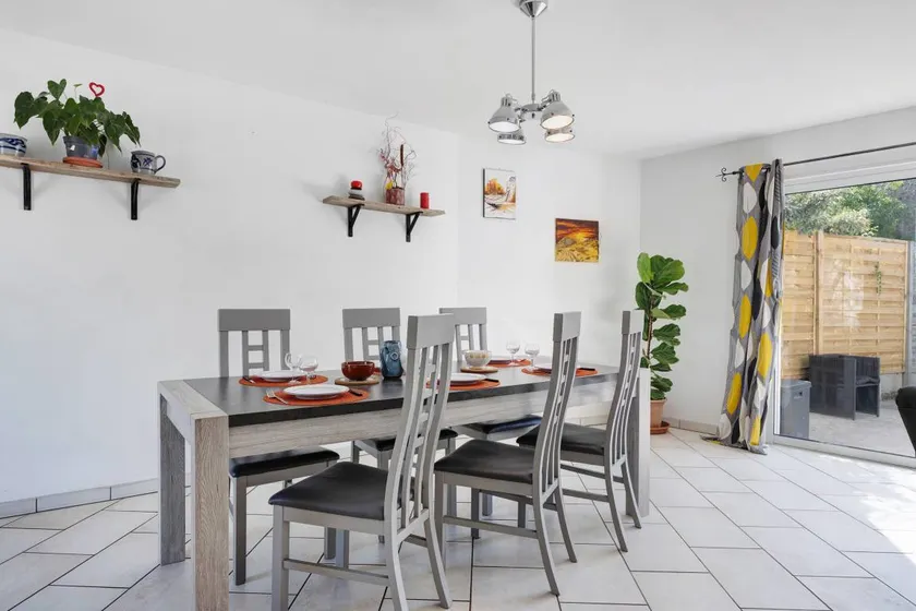 Holiday Home 'L'Estran Qu'Île – Near Beaches' with Terrace, Private Garden & Wi-Fi - Image 1