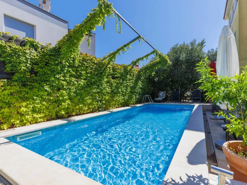 Apartamento vacacional con barbacoa, piscina y terraza | Vistas al mar - Image 1