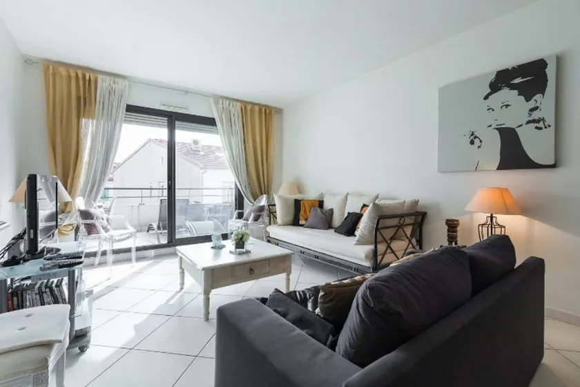 Apartment with terrace & garden | Garden view - Image 1