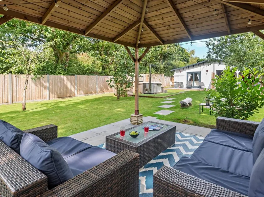 Fully equipped holiday home with barbecue, garden & hot tub | Dogs allowed - Image 1