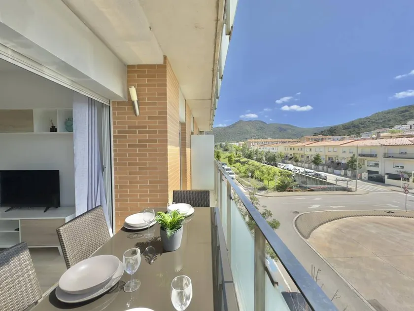 Spacious Apartment in Central Roses, 650m from Beach, with Terrace & Private Parking - Image 1