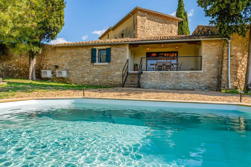Maison avec jardin, piscine et terrasse | Vue jardin - Image 1
