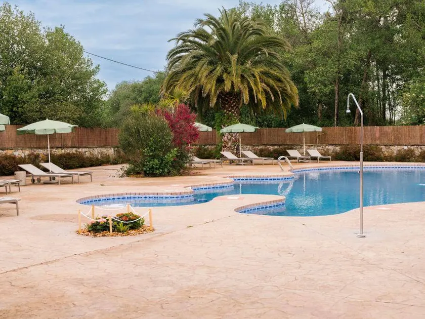 Family-oriented bungalow with pool - Image 1