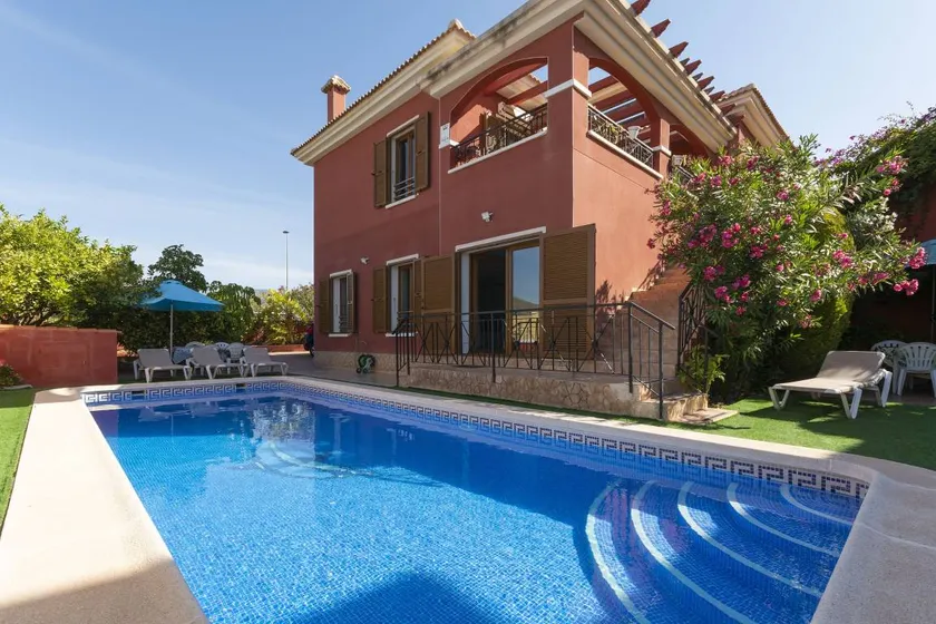 Holiday apartment with garden, BBQ & private pool - Image 1