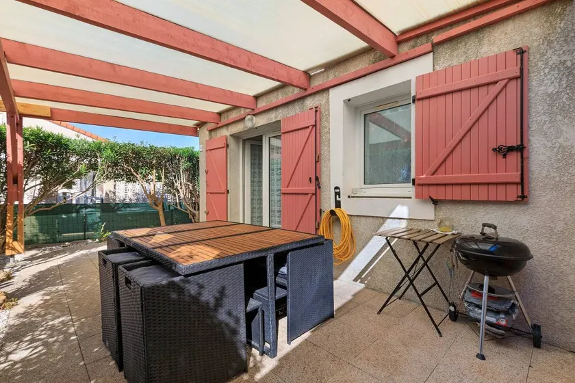 Holiday home with terrace & pool - Image 1
