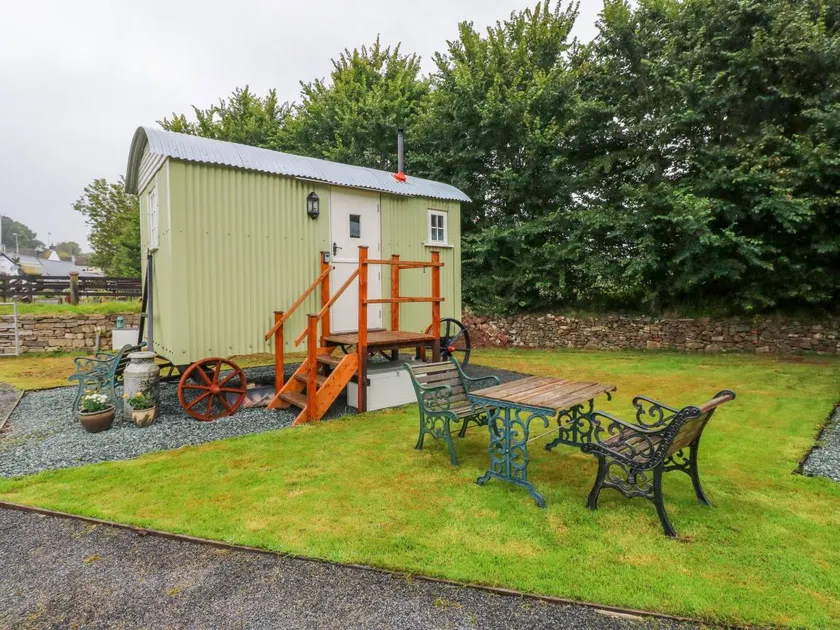 Cottage with garden - Image 1