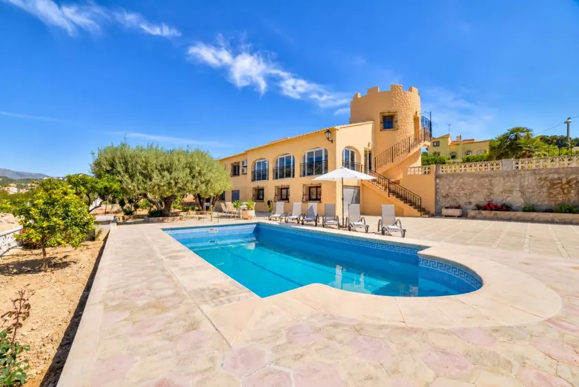 Fully equipped villa with barbecue, terrace & private pool | Pet-friendly - Image 1