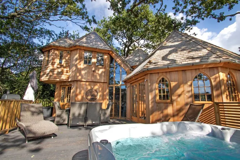 Elegant Treehouse Hideaway with Hot Tub and Pizza Oven near the South Coast, Hampshire - Image 1