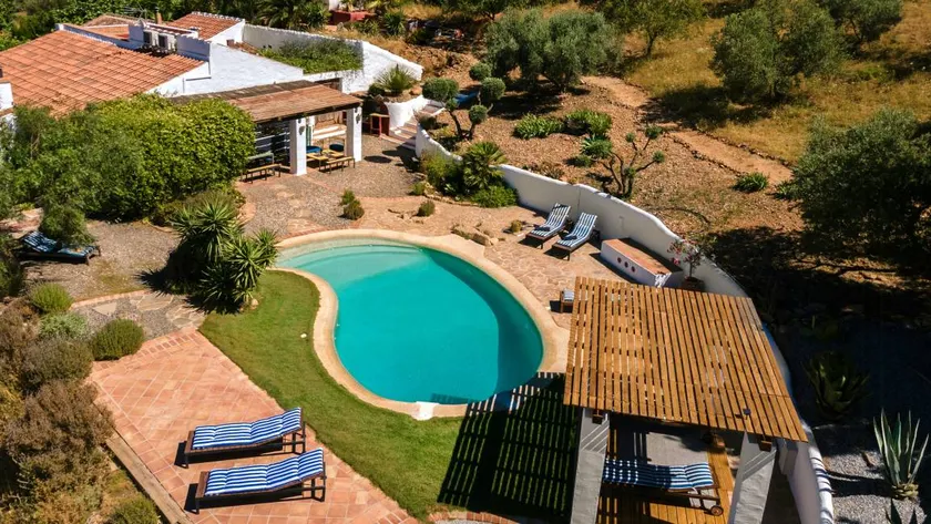 Holiday home with terrace, garden & private pool - Image 1