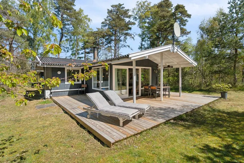 Holiday home with barbeque, terrace & garden - Image 1