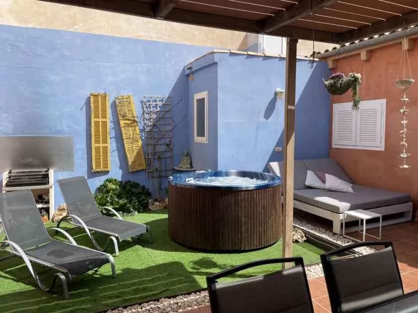 Maison avec barbecue et jardin - Image 1