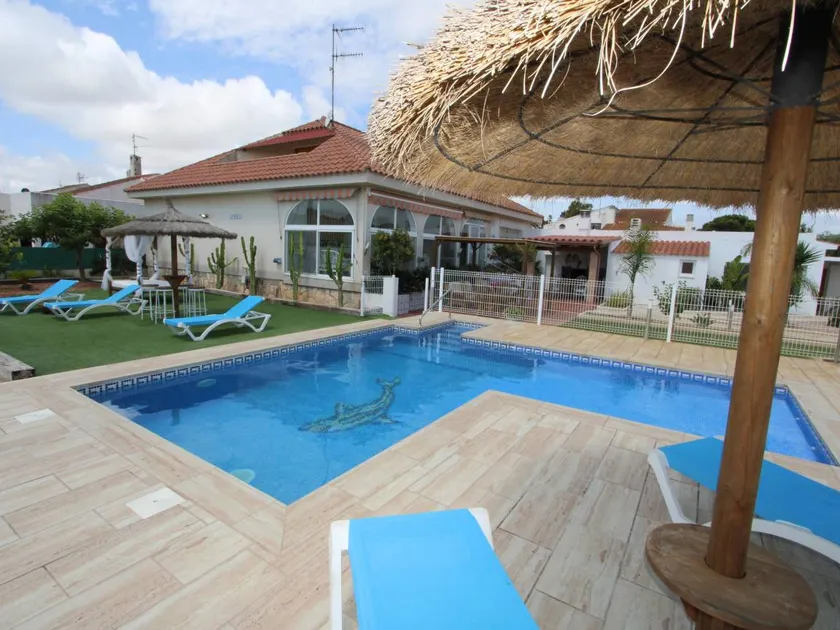 Cottage with garden, BBQ & private pool - Image 1