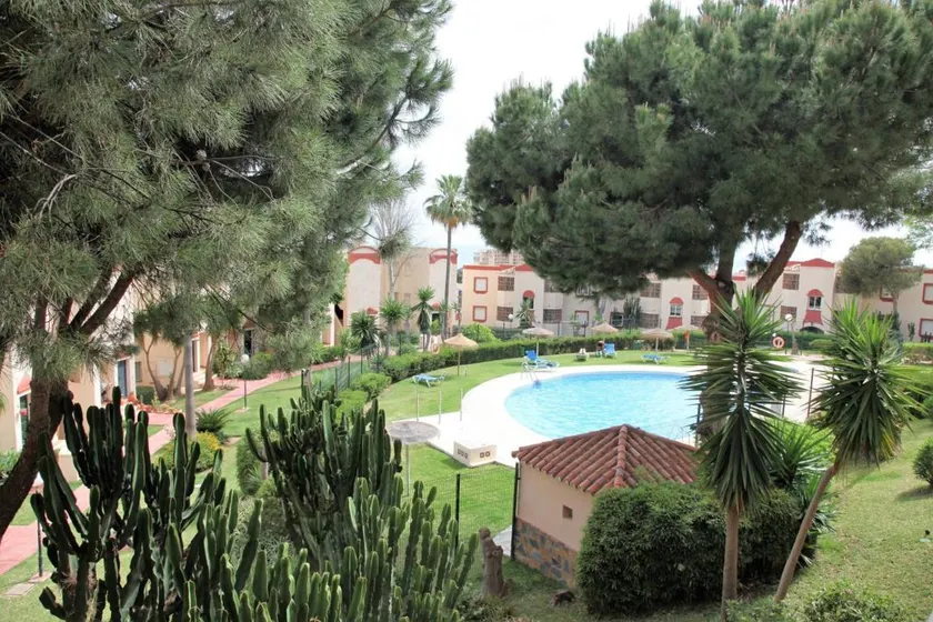 Appartement de vacances avec terrasse, piscine et jardin | Vue jardin | Idéal pour le télétravail - Image 1