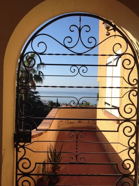 Bed and breakfast avec terrasse, piscine et jardin | Vue montagne - Image 1