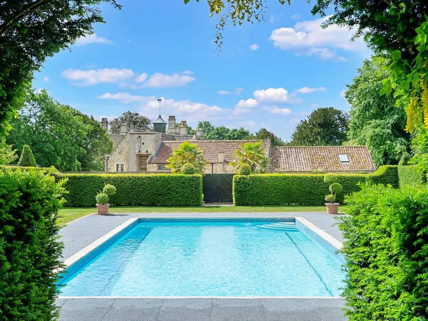 House with heated pool - Image 1