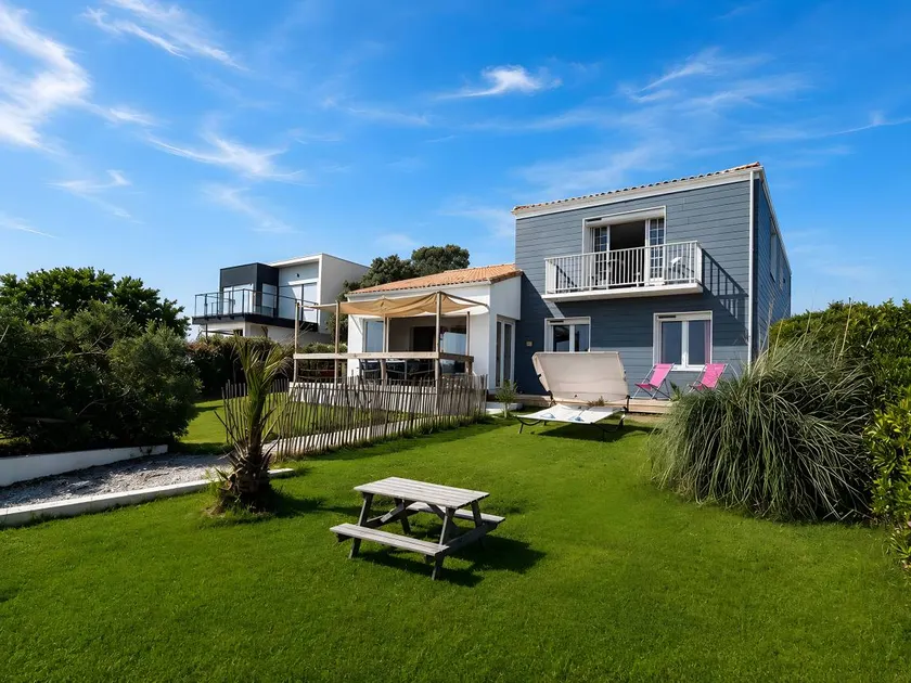 Holiday Home “Les Sables Pailletés 14p” with Sea View, Shared Terrace & Wi-Fi - Image 1
