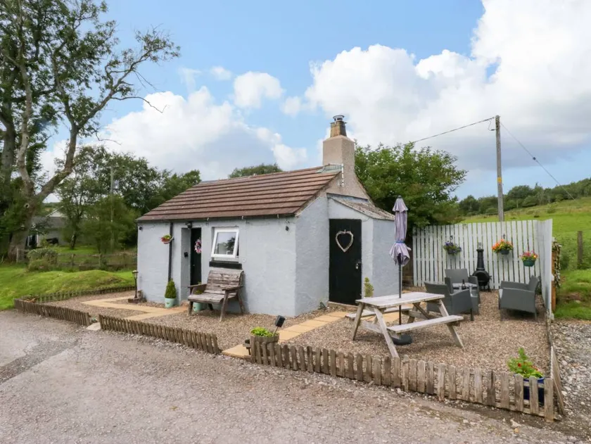 Cottage with garden | Beach view | Dogs allowed - Image 1
