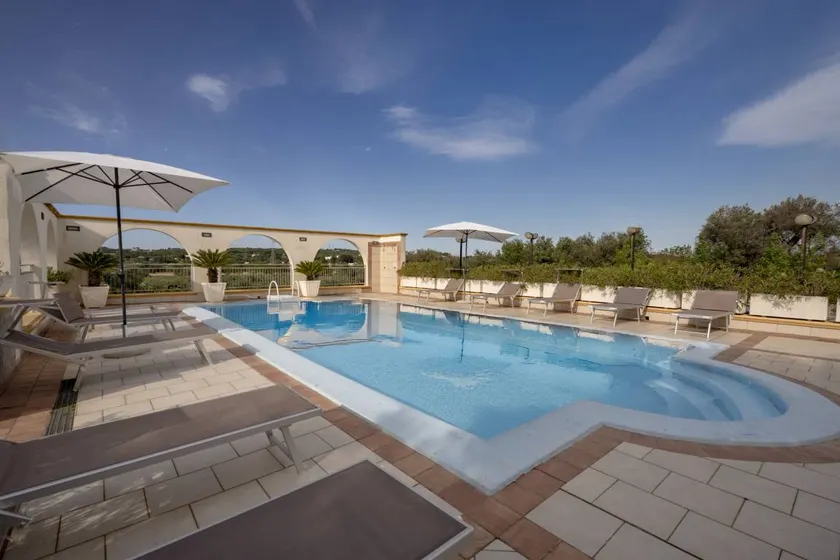 Flat with pool & garden - Image 1
