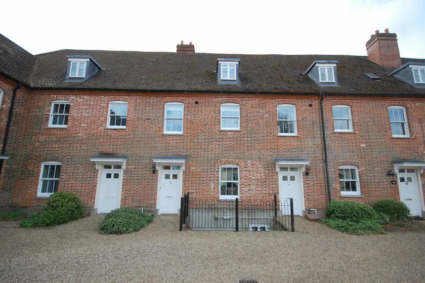 Cottage with pool - Image 1
