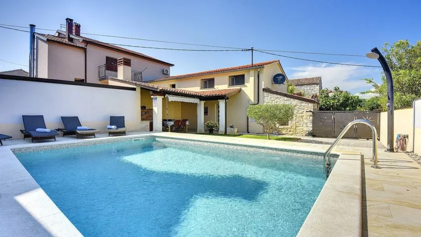 Holiday home with pool, BBQ & garden - Image 1